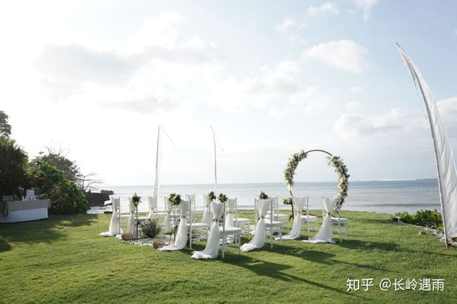 Cô dâu mời 17 người thân bạn bè sang Bali dự đám cưới - Ảnh 2.