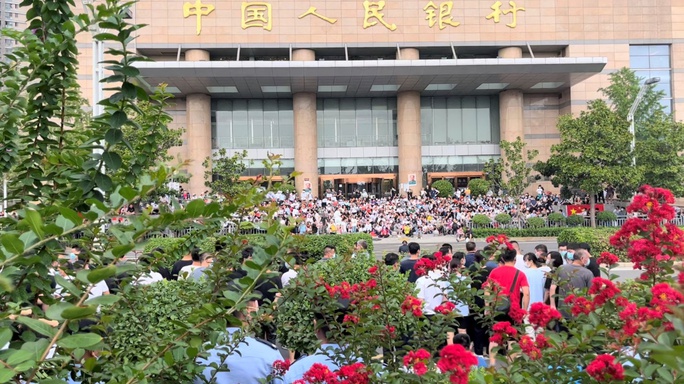 Hàng trăm người bị bắt trong vụ lừa đảo ngân hàng lớn nhất Trung Quốc - Ảnh 2.