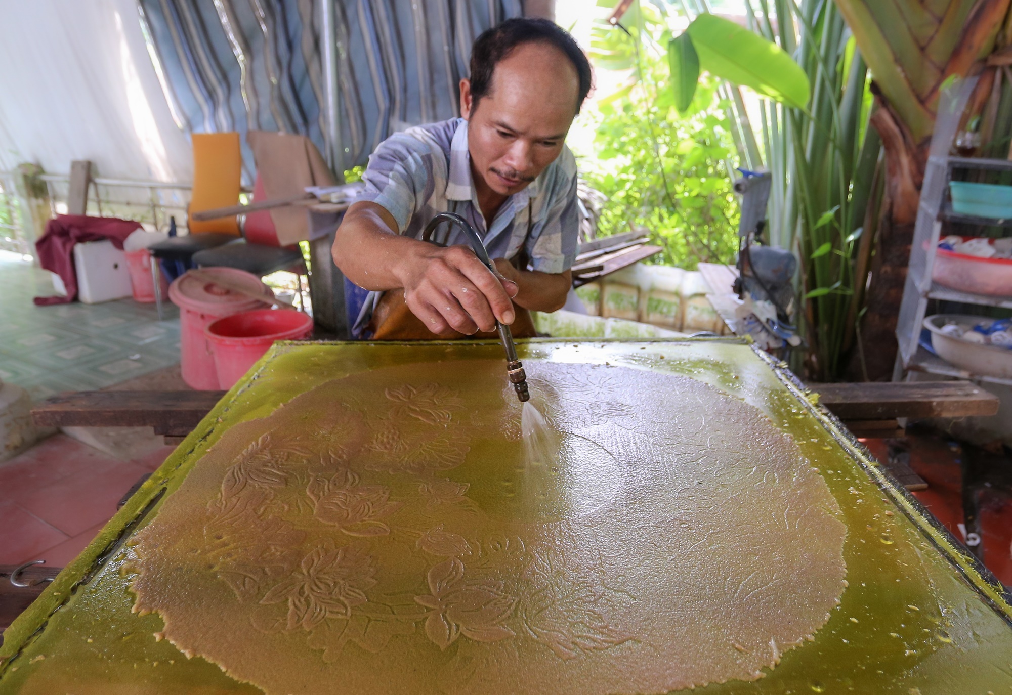 Dùng bẹ dừa làm giấy, xịt nước để vẽ tranh 'xuyên sáng' bán với giá hàng chục triệu đồng - Ảnh 11.