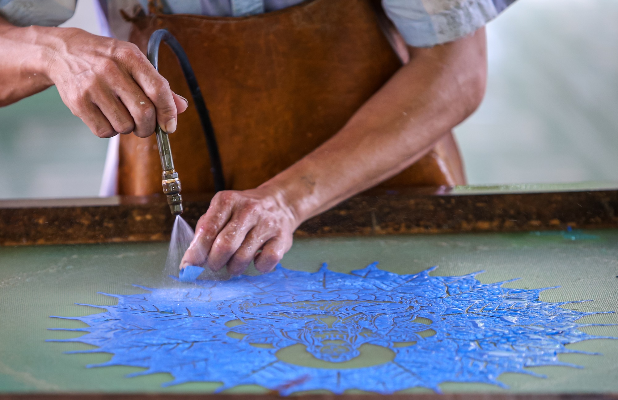 Dùng bẹ dừa làm giấy, xịt nước để vẽ tranh 'xuyên sáng' bán với giá hàng chục triệu đồng - Ảnh 12.