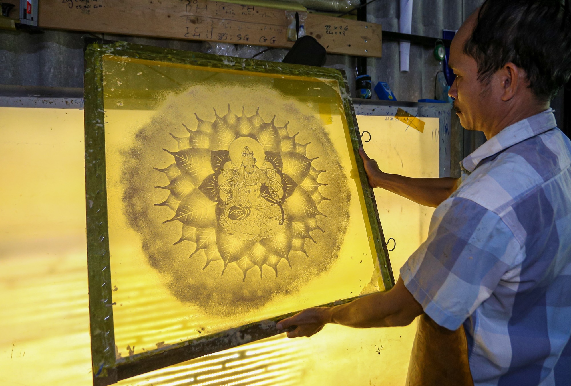Dùng bẹ dừa làm giấy, xịt nước để vẽ tranh 'xuyên sáng' bán với giá hàng chục triệu đồng - Ảnh 14.