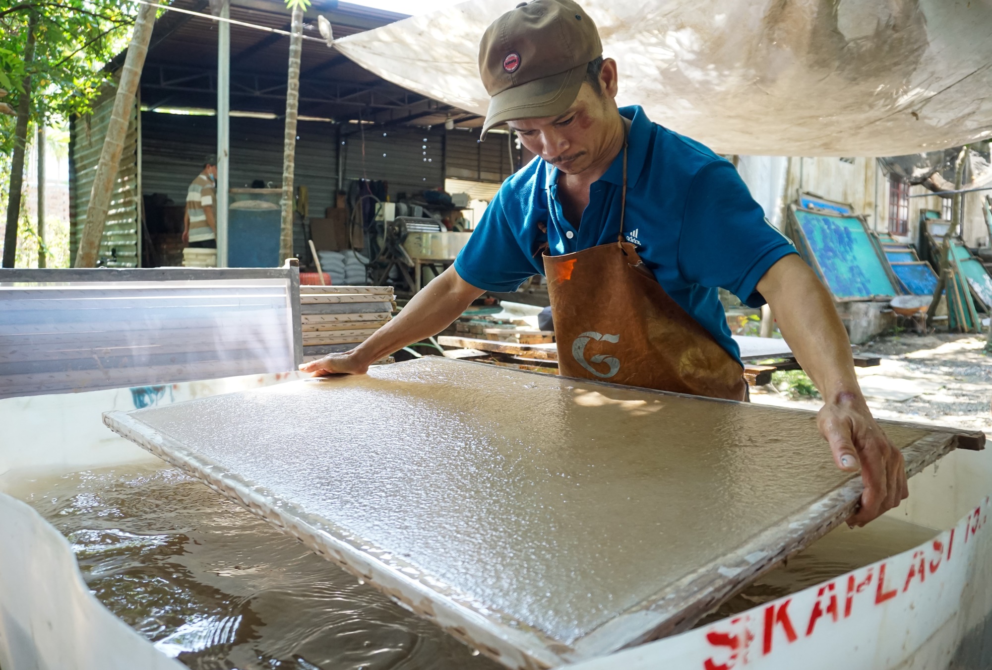 Dùng bẹ dừa làm giấy, xịt nước để vẽ tranh 'xuyên sáng' bán với giá hàng chục triệu đồng - Ảnh 5.
