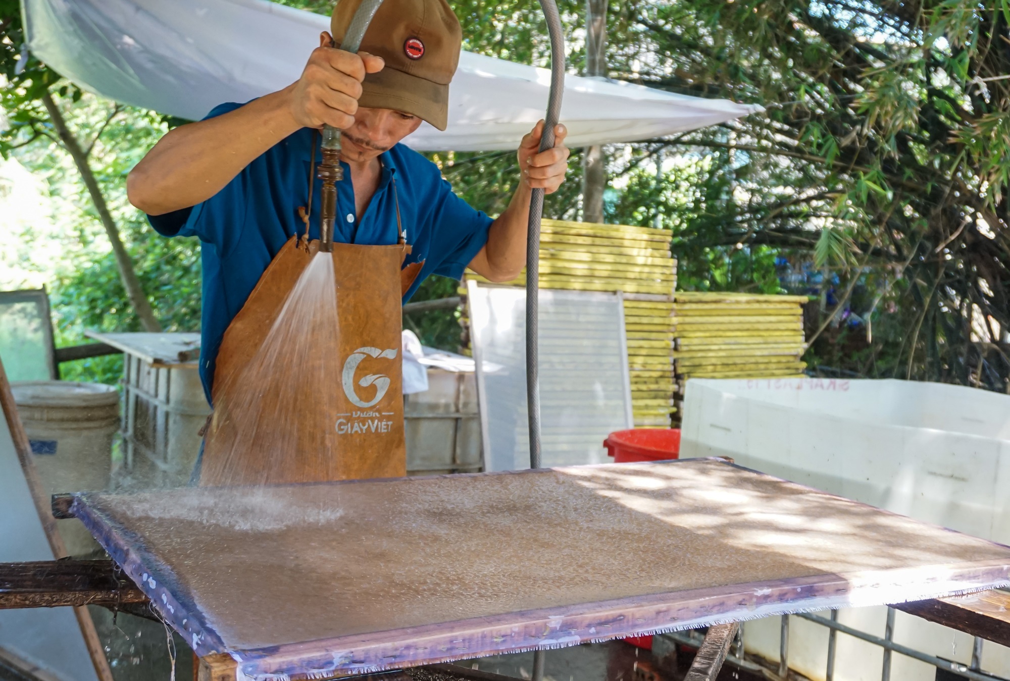 Dùng bẹ dừa làm giấy, xịt nước để vẽ tranh 'xuyên sáng' bán với giá hàng chục triệu đồng - Ảnh 6.