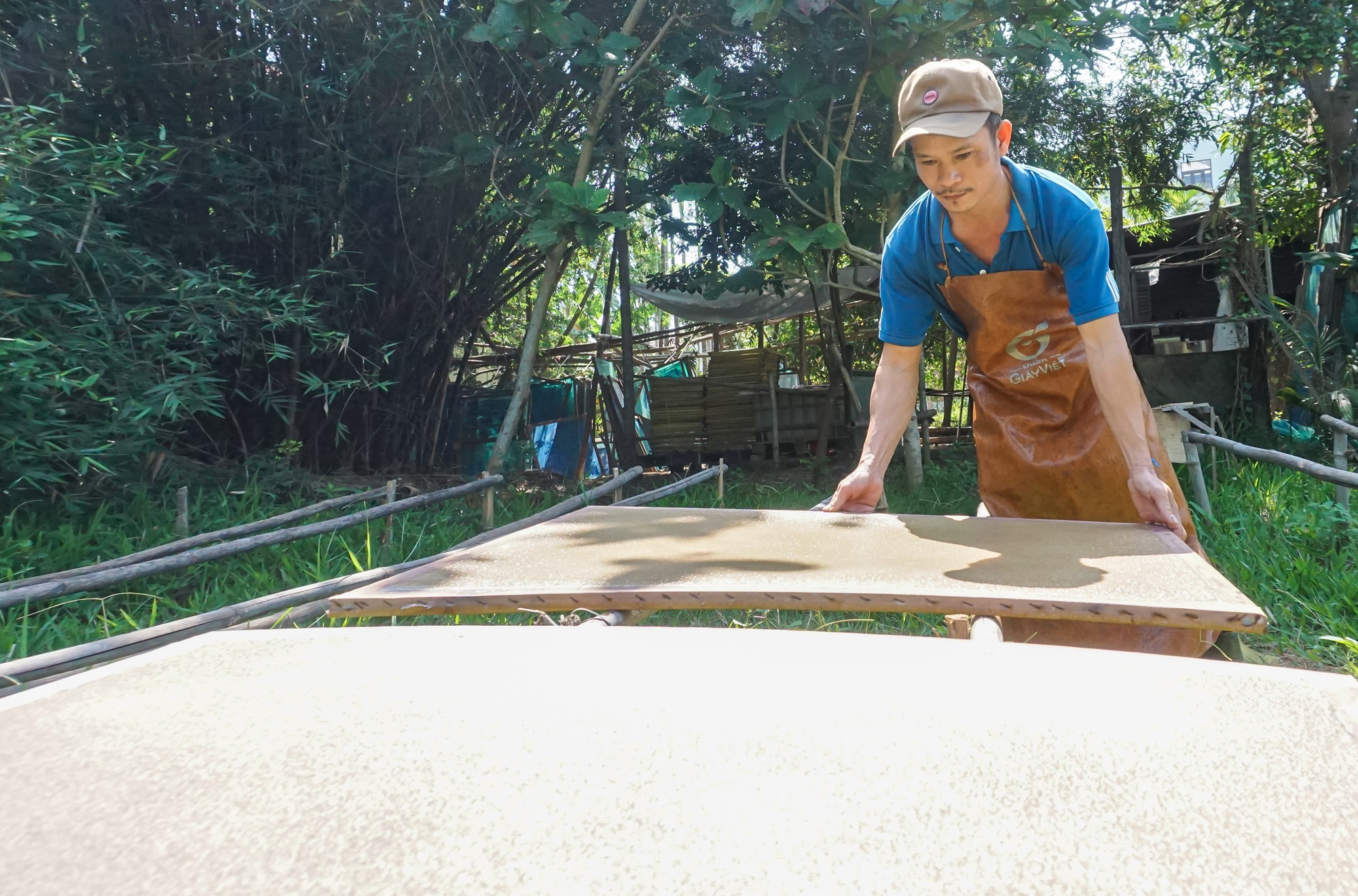 Dùng bẹ dừa làm giấy, xịt nước để vẽ tranh 'xuyên sáng' bán với giá hàng chục triệu đồng - Ảnh 7.