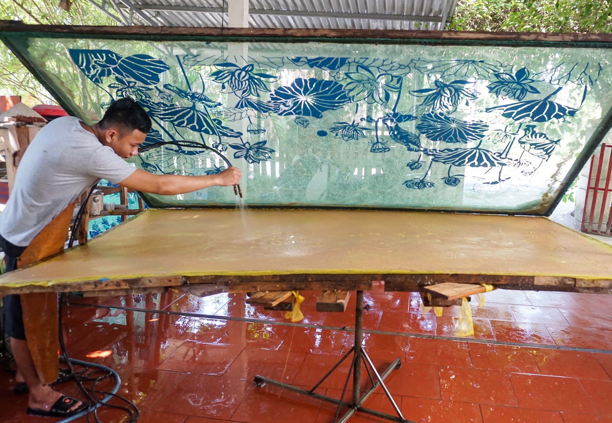 Dùng bẹ dừa làm giấy, xịt nước để vẽ tranh 'xuyên sáng' bán với giá hàng chục triệu đồng - Ảnh 8.