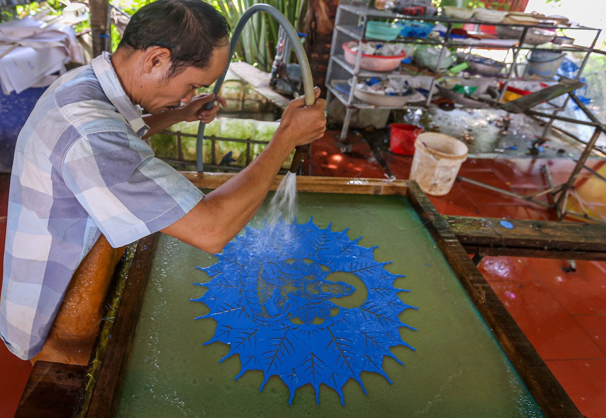 Dùng bẹ dừa làm giấy, xịt nước để vẽ tranh 'xuyên sáng' bán với giá hàng chục triệu đồng - Ảnh 9.