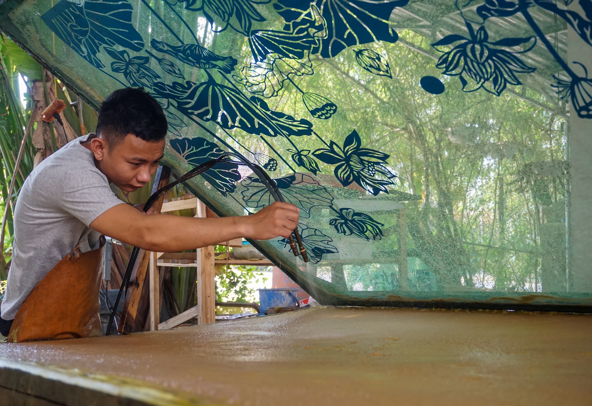 Dùng bẹ dừa làm giấy, xịt nước để vẽ tranh 'xuyên sáng' bán với giá hàng chục triệu đồng - Ảnh 10.