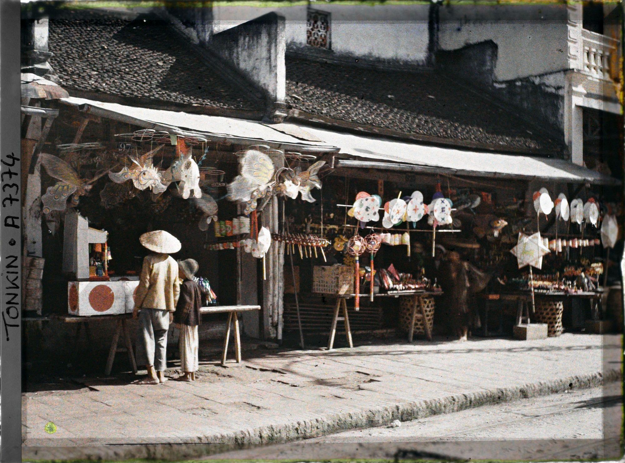 Bảo tàng chứa đến 1.382 tấm ảnh về Việt Nam: Trung thu Hà Nội đầy sắc màu - Ảnh 9.