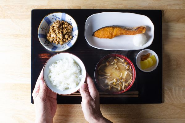 Nhật Bản đau đầu vì người dân chán ăn cơm với cá - Ảnh 2.
