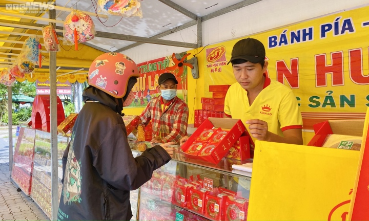 TP.HCM: Khuyến mãi lập lờ, nhiều cửa hàng bán bánh trung thu bị khách ‘quay xe’ - Ảnh 2.