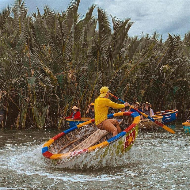 Chao đảo trên thuyền thúng - một 'đặc sản' du lịch Việt Nam khiến du khách phấn khích - Ảnh 1.