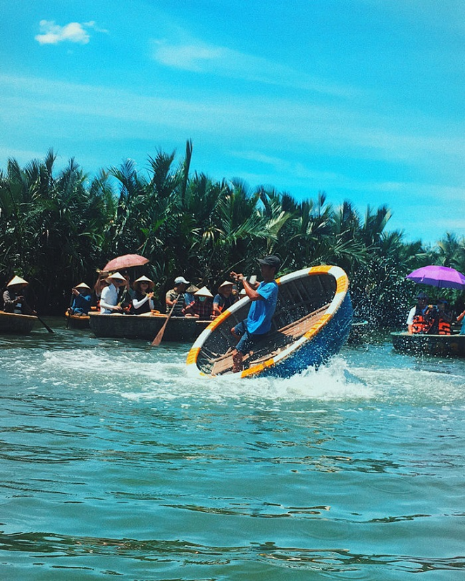 Chao đảo trên thuyền thúng - một 'đặc sản' du lịch Việt Nam khiến du khách phấn khích - Ảnh 13.