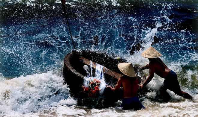 Chao đảo trên thuyền thúng - một 'đặc sản' du lịch Việt Nam khiến du khách phấn khích - Ảnh 3.