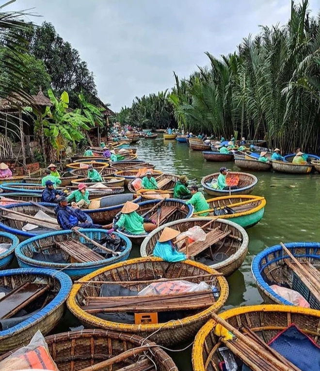 Chao đảo trên thuyền thúng - một 'đặc sản' du lịch Việt Nam khiến du khách phấn khích - Ảnh 6.