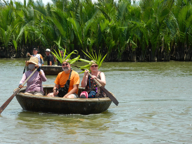 Chao đảo trên thuyền thúng - một 'đặc sản' du lịch Việt Nam khiến du khách phấn khích - Ảnh 10.