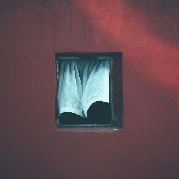 Nhiếp ảnh gia dành 12 năm để chụp một khung cửa sổ cô đơn: Khi cảnh vật đơn giản nhất cũng ghi lại hình dáng của thời gian - Ảnh 6.