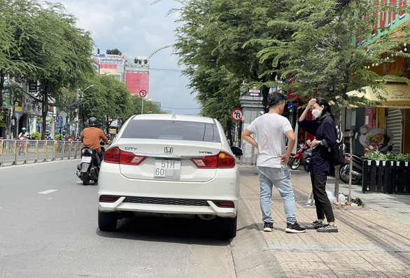 Bát nháo giao thông tại sân bay Tân Sơn Nhất (TP.HCM): Taxi tắt đồng hồ, xe dịch vụ hét giá - Ảnh 1.