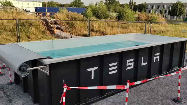 Tesla đặt hồ bơi thùng rác tại trạm sạc Supercharger - Ảnh 1.