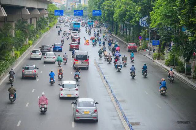 Bỡ ngỡ ngày đầu tách làn ôtô, xe máy trên đường Nguyễn Trãi - Ảnh 1.