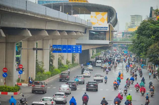 Bỡ ngỡ ngày đầu tách làn ôtô, xe máy trên đường Nguyễn Trãi - Ảnh 2.