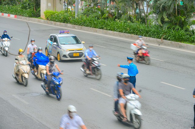 Bỡ ngỡ ngày đầu tách làn ôtô, xe máy trên đường Nguyễn Trãi - Ảnh 3.