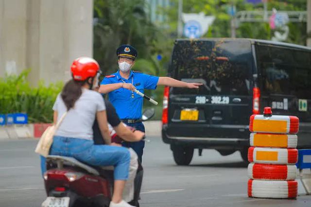 Bỡ ngỡ ngày đầu tách làn ôtô, xe máy trên đường Nguyễn Trãi - Ảnh 4.