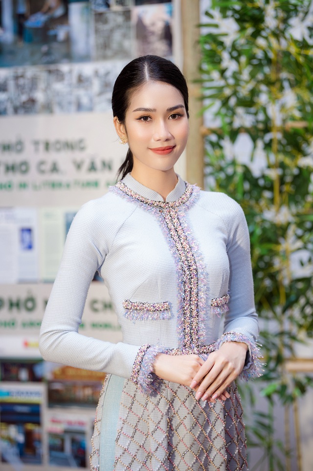  Soi style dàn Hoa, Á hậu khi làm biên tập viên, toàn diện váy áo thanh lịch và tôn dáng  - Ảnh 6.