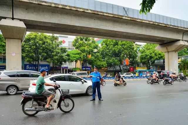 Bỡ ngỡ ngày đầu tách làn ôtô, xe máy trên đường Nguyễn Trãi - Ảnh 6.