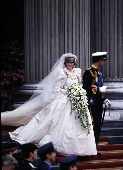 Bật mí câu chuyện về chiếc váy cưới thứ 2 của Grace Kelly sau 66 năm -  LUXUO.VN