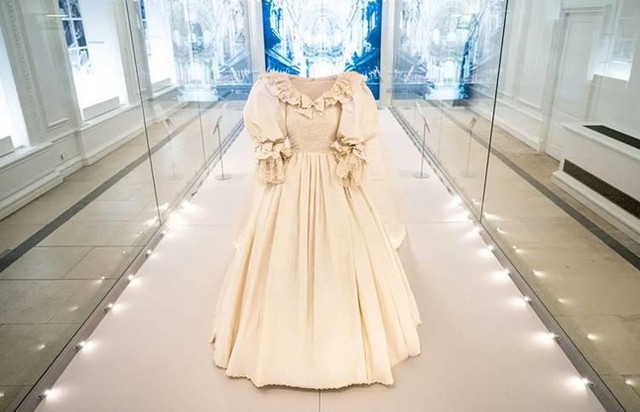 Váy cưới của Meghan Markle và Công nương Kate được tìm kiếm nhiều nhất năm  2021
