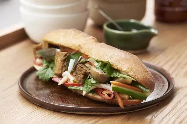  Việt Nam có 6 tiệm bánh mì “xuất ngoại” vang dội, khách nước ngoài phải xếp hàng dài chờ đến lượt  - Ảnh 11.