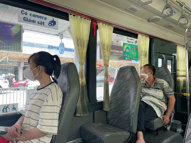 Bát nháo ở Tân Sơn Nhất: Gỡ từ xe buýt - Ảnh 1.