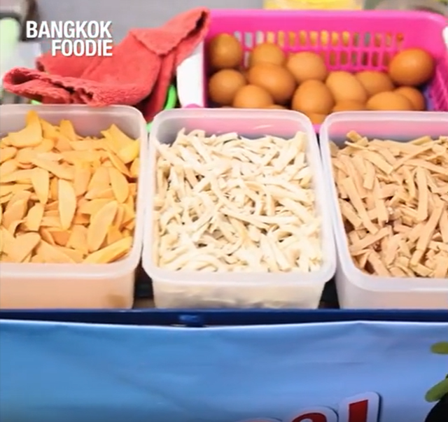  Bánh tráng nướng Việt Nam được lòng hội ăn vặt ở Thái Lan, có hẳn quầy bán hoành tráng  - Ảnh 2.