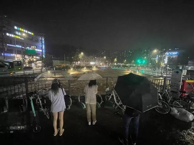 Chùm ảnh: Seoul xung quanh toàn là nước trong trận mưa lớn nhất 80 năm qua, hàng loạt người phải rời bỏ nhà cửa - Ảnh 13.