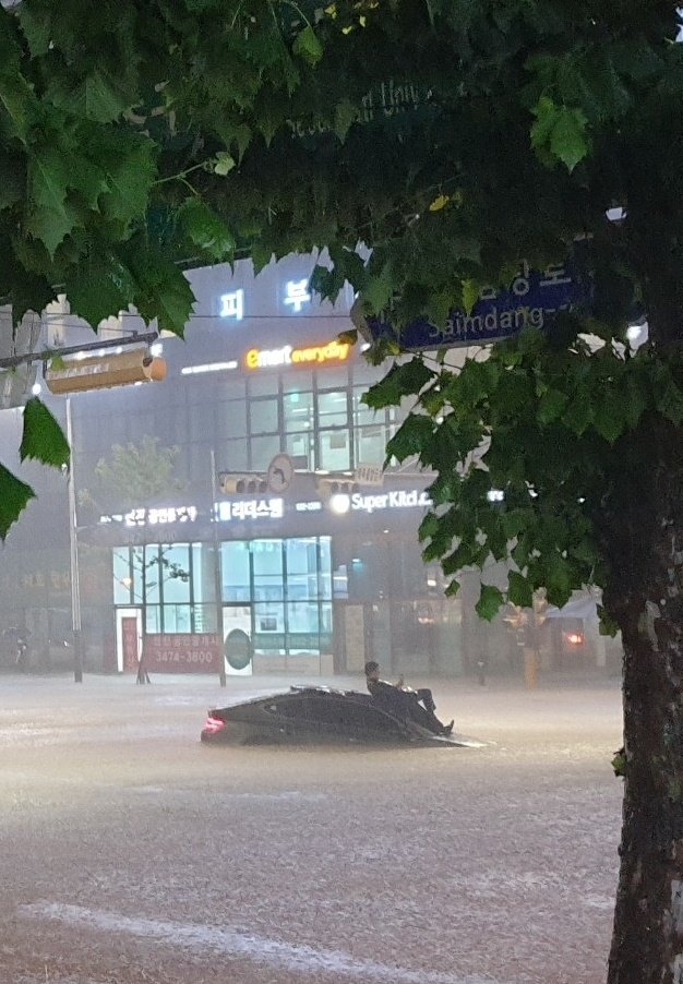Chùm ảnh: Seoul xung quanh toàn là nước trong trận mưa lớn nhất 80 năm qua, hàng loạt người phải rời bỏ nhà cửa - Ảnh 19.