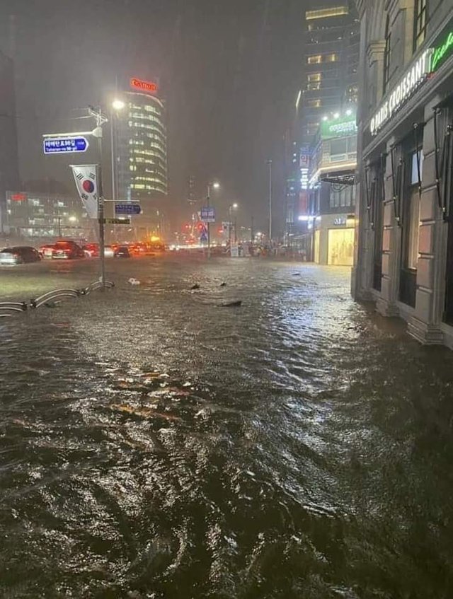 Chùm ảnh: Seoul xung quanh toàn là nước trong trận mưa lớn nhất 80 năm qua, hàng loạt người phải rời bỏ nhà cửa - Ảnh 20.