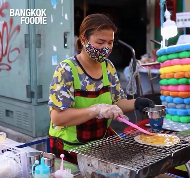  Bánh tráng nướng Việt Nam được lòng hội ăn vặt ở Thái Lan, có hẳn quầy bán hoành tráng  - Ảnh 4.