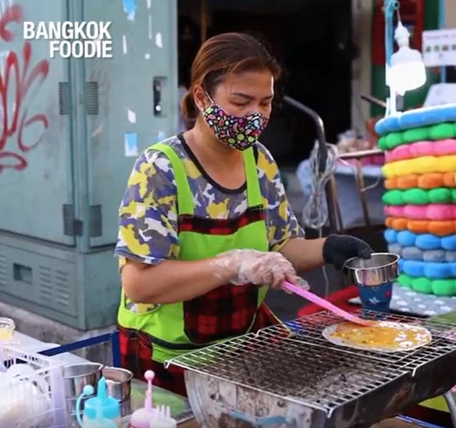 Bánh tráng nướng Việt Nam được lòng hội ăn vặt ở Thái Lan, có hẳn quầy bán hoành tráng  - Ảnh 4.
