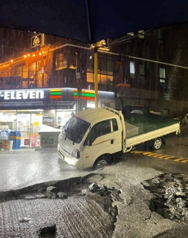 Chùm ảnh: Seoul xung quanh toàn là nước trong trận mưa lớn nhất 80 năm qua, hàng loạt người phải rời bỏ nhà cửa - Ảnh 21.