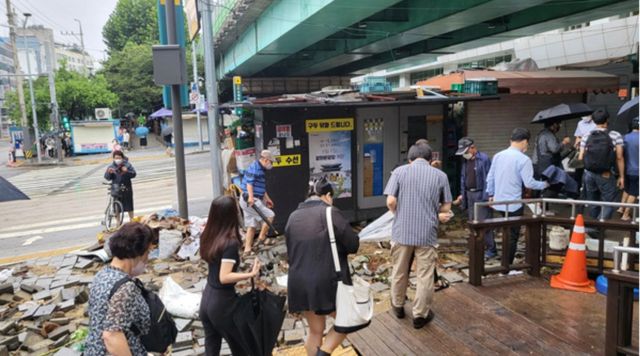 Chùm ảnh: Seoul xung quanh toàn là nước trong trận mưa lớn nhất 80 năm qua, hàng loạt người phải rời bỏ nhà cửa - Ảnh 27.