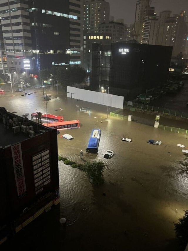 Hàn Quốc chứng kiến trận lũ lụt lịch sử - Ảnh 5.