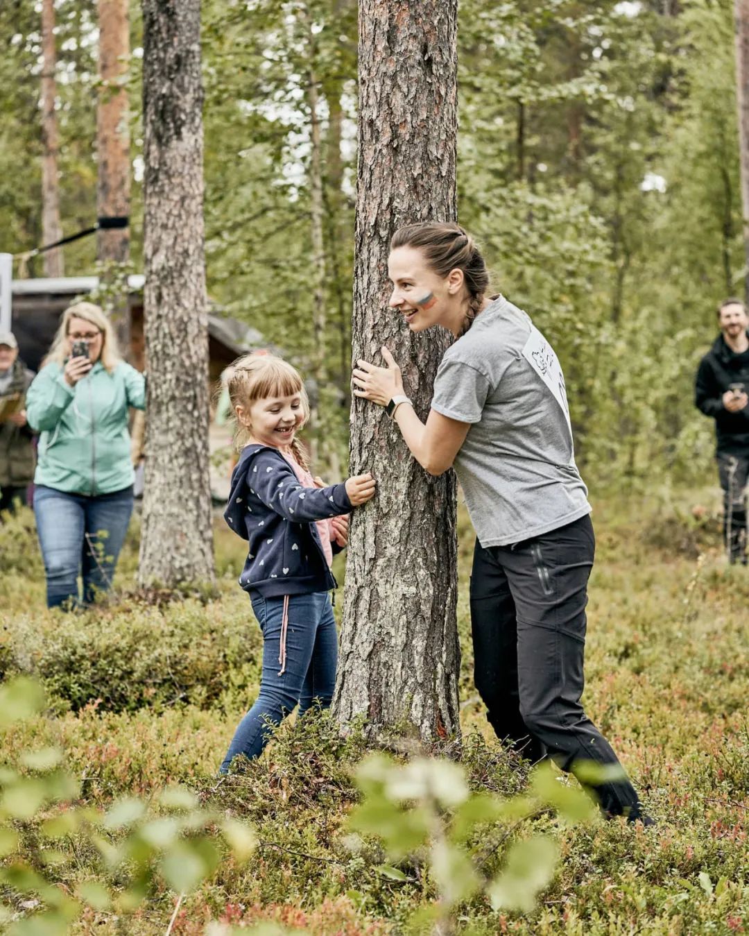 &quot;Cuộc thi ôm cây&quot; kỳ lạ ở Phần Lan - nơi con người được chữa lành bằng những cái ôm thiên nhiên vào lòng - Ảnh 2.