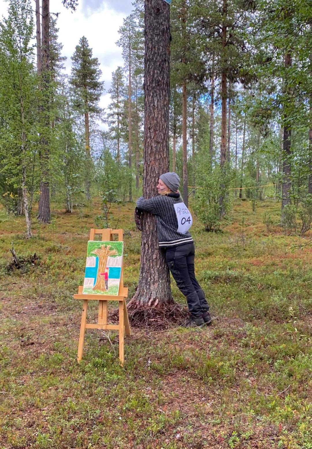 &quot;Cuộc thi ôm cây&quot; kỳ lạ ở Phần Lan - nơi con người được chữa lành bằng những cái ôm thiên nhiên vào lòng - Ảnh 3.