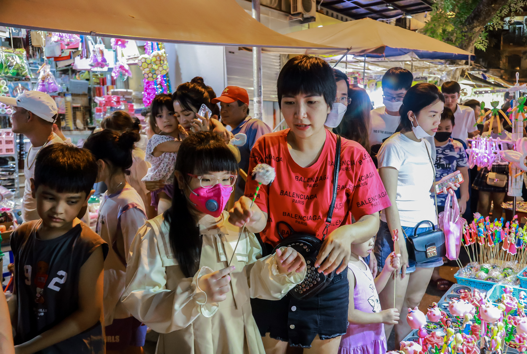 'Biển người' đổ về phố Hàng Mã đón Trung thu sớm - Ảnh 4. 'Biển người' đổ về phố Hàng Mã đón Trung thu sớm - Ảnh 4.