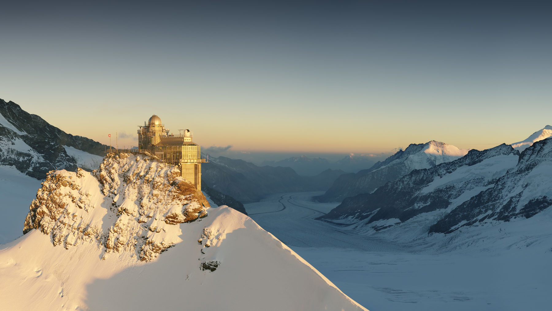 Đỉnh Jungfrau - “nóc nhà Châu Âu” có gì đặc biệt mà trở thành niềm tự hào của người Thuỵ Sĩ? - Ảnh 2.