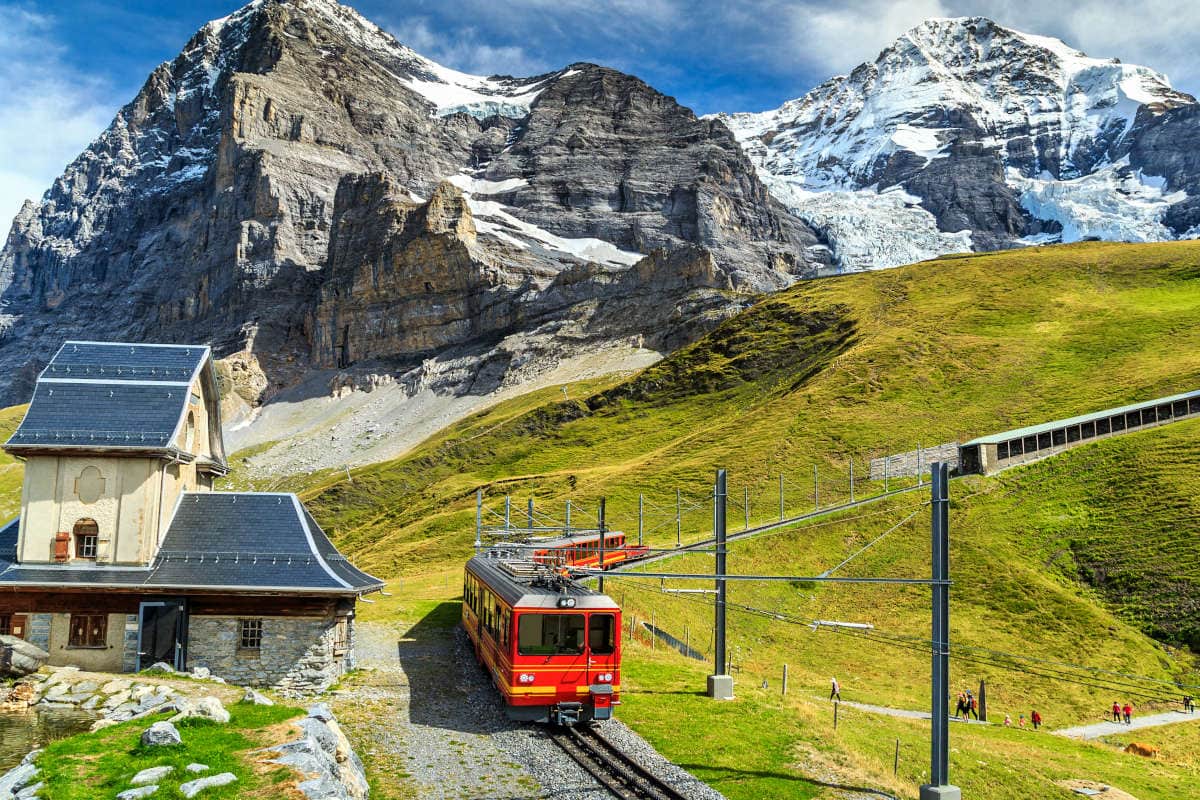 Đỉnh Jungfrau - “nóc nhà Châu Âu” có gì đặc biệt mà trở thành niềm tự hào của người Thuỵ Sĩ? - Ảnh 3.