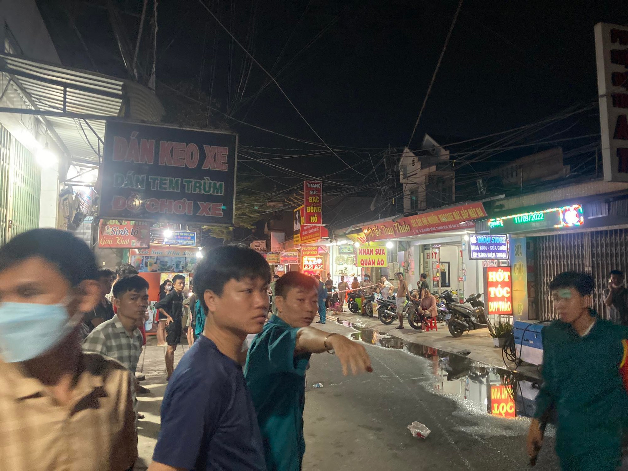 TRỰC TIẾP: Cháy quán karaoke ở Đồng Nai, cảnh sát PCCC đục tường cứu người - Ảnh 2.