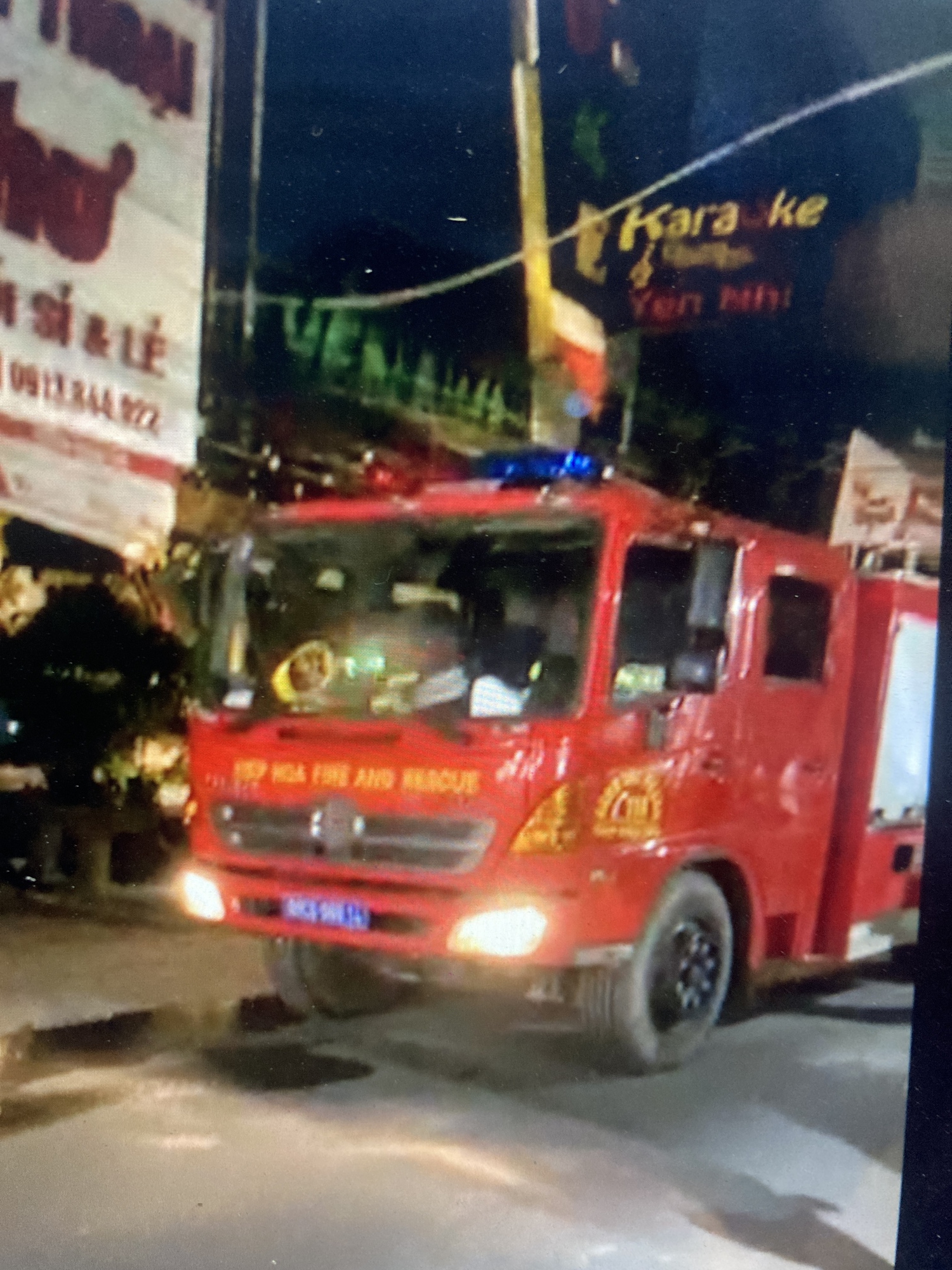 TRỰC TIẾP: Cháy quán karaoke ở Đồng Nai, cảnh sát PCCC đục tường cứu người - Ảnh 6.