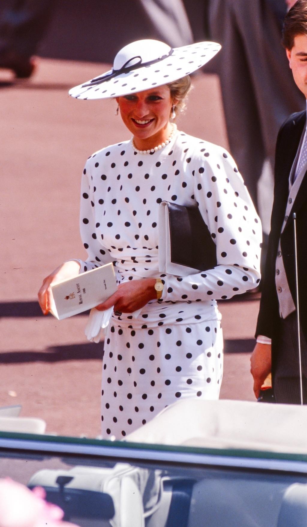Những lần Công nương Kate ‘lên đồ’ lấy cảm hứng từ mẹ chồng - Công nương Diana - Ảnh 19.