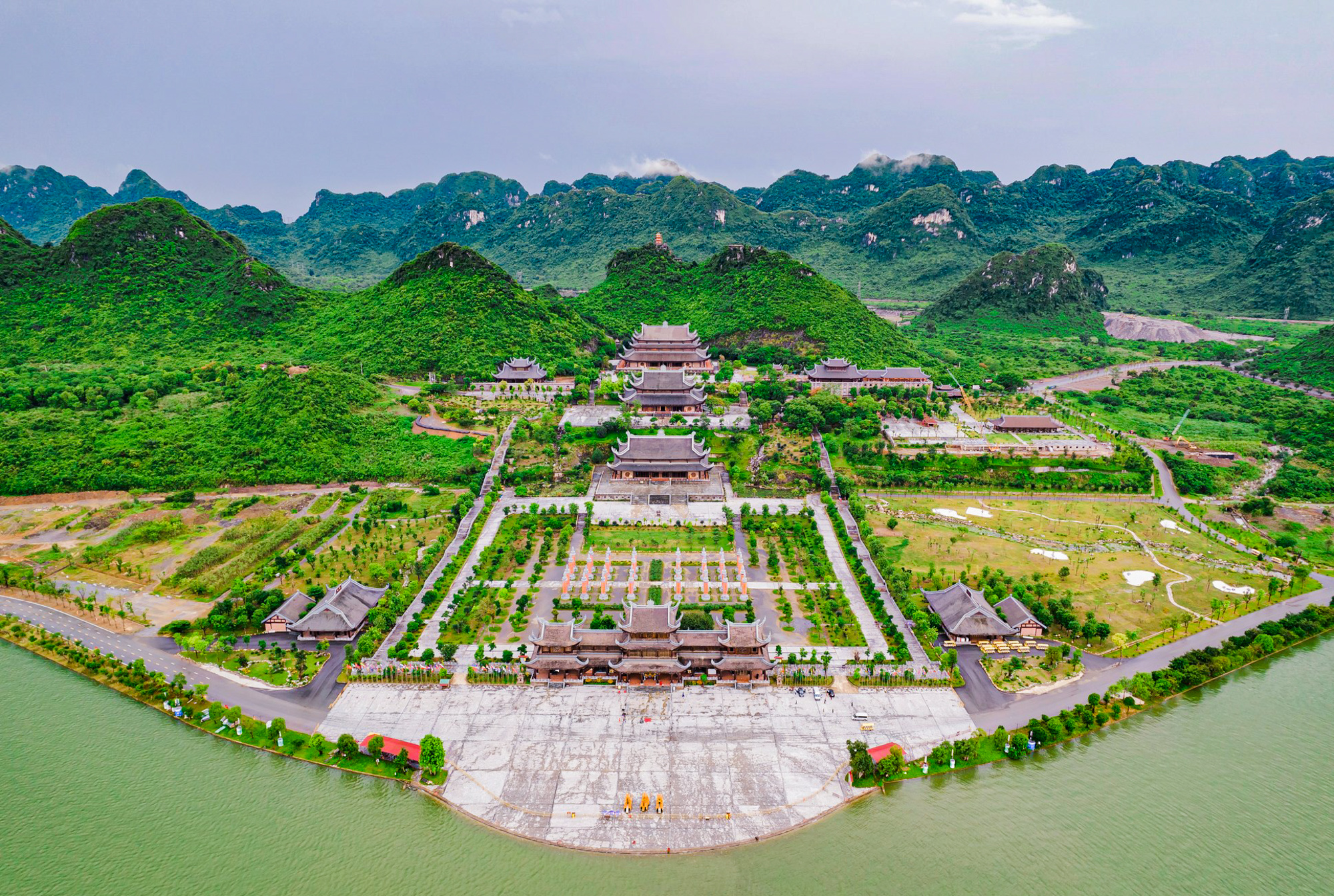 Ngôi chùa rộng gấp 10 lần quận Hoàn Kiếm, xây nửa thế kỷ mới xong - Ảnh 1.